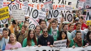 Manifestación de estudiantes españoles contra los recortes en educación. Foto: EFE